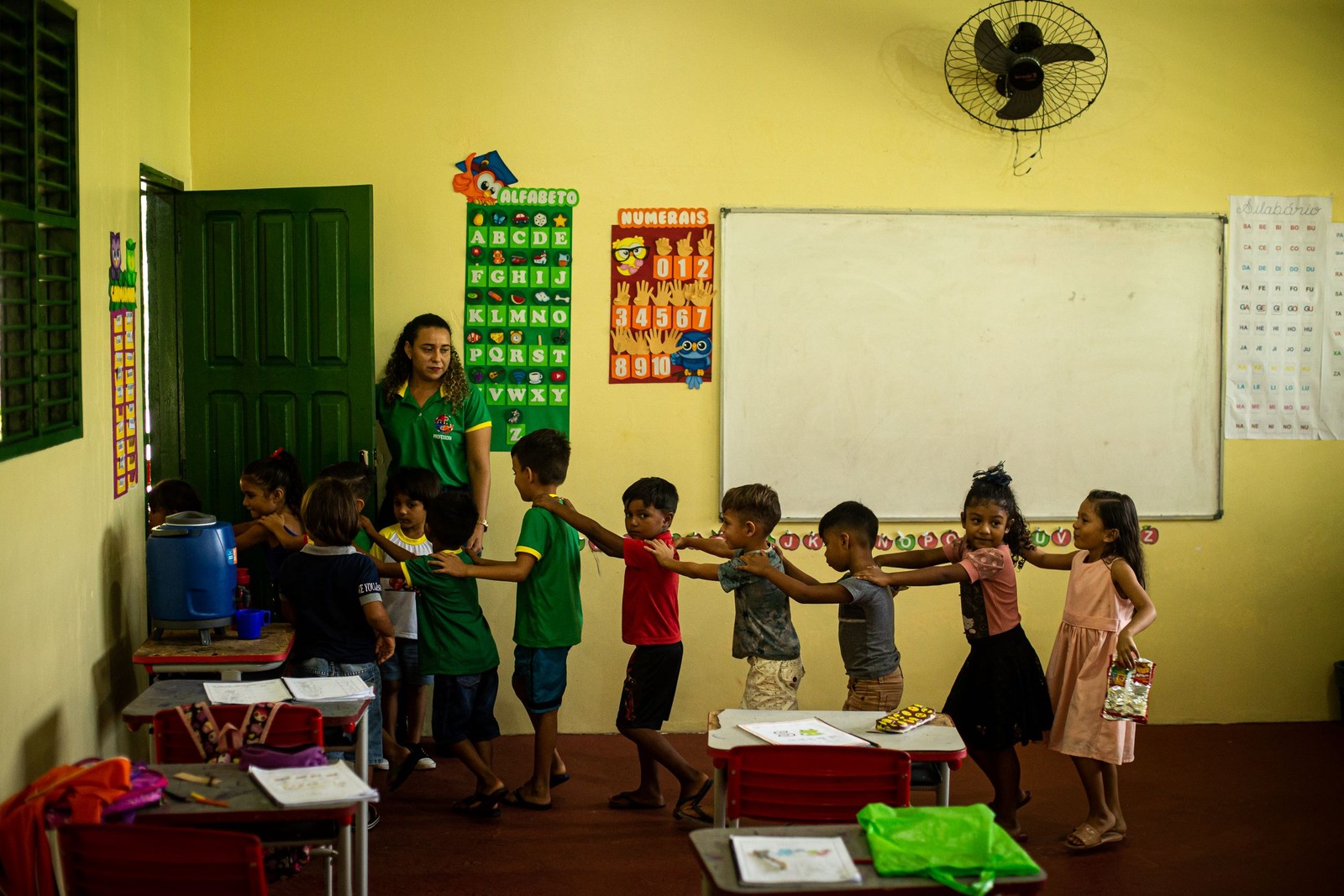 Crianças em escola da Vila de Jupaty, em Afuá (PA) — Foto: Hermes de Paula