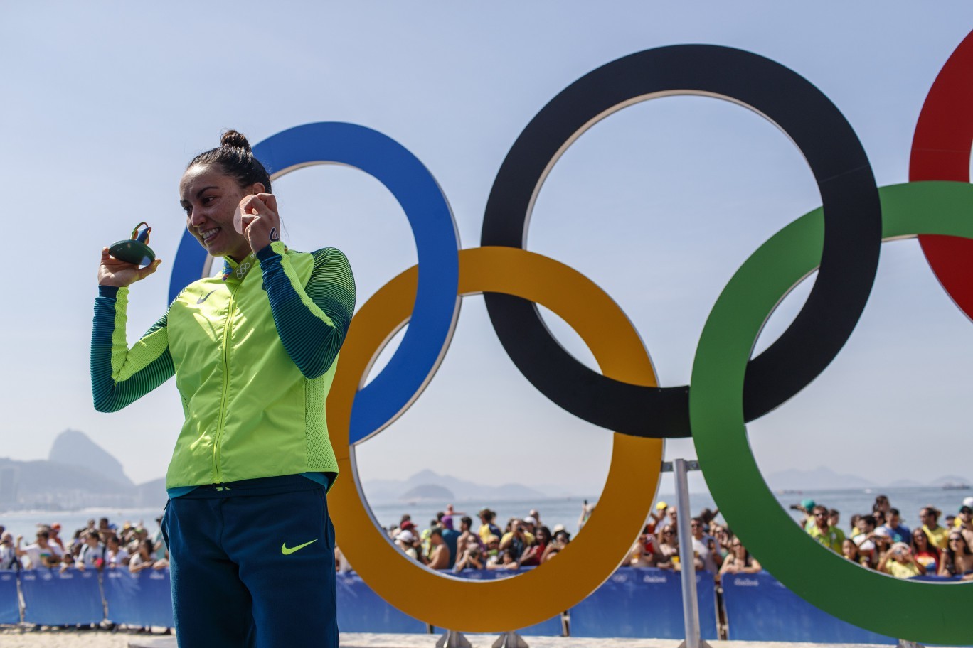 A brasileira Poliana Okimoto chegou em terceiro lugar na prova da maratona aquatica, disputada junto ao Forte de Copacabana, na praia de Copacabana, Rio de Janeiro, na manha desta segunda-feira — Foto: Daniel Marenco / Agência O Globo