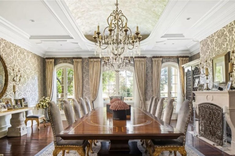 Sala de jantar da propriedade de R$ 378 milhões em Beverly Park — Foto: Forbes Espanha