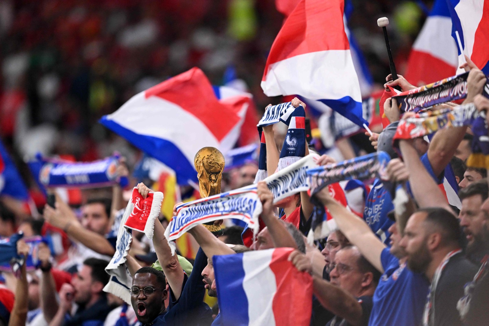 Torcedores da França aplaudem durante a partida da semifinal da Copa do Mundo do Catar — Foto: Kirill KUDRYAVTSEV / AFP
