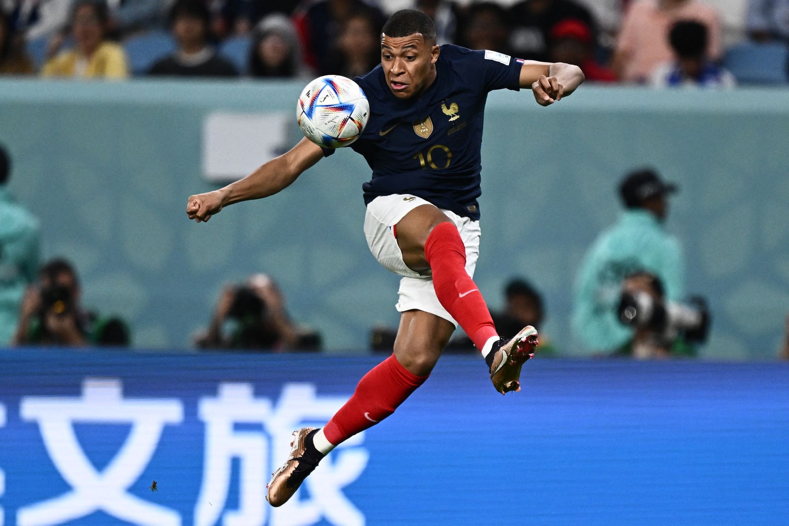 Mbappé, camisa 10 da seleção da França — Foto: Jewel SAMAD / AFP