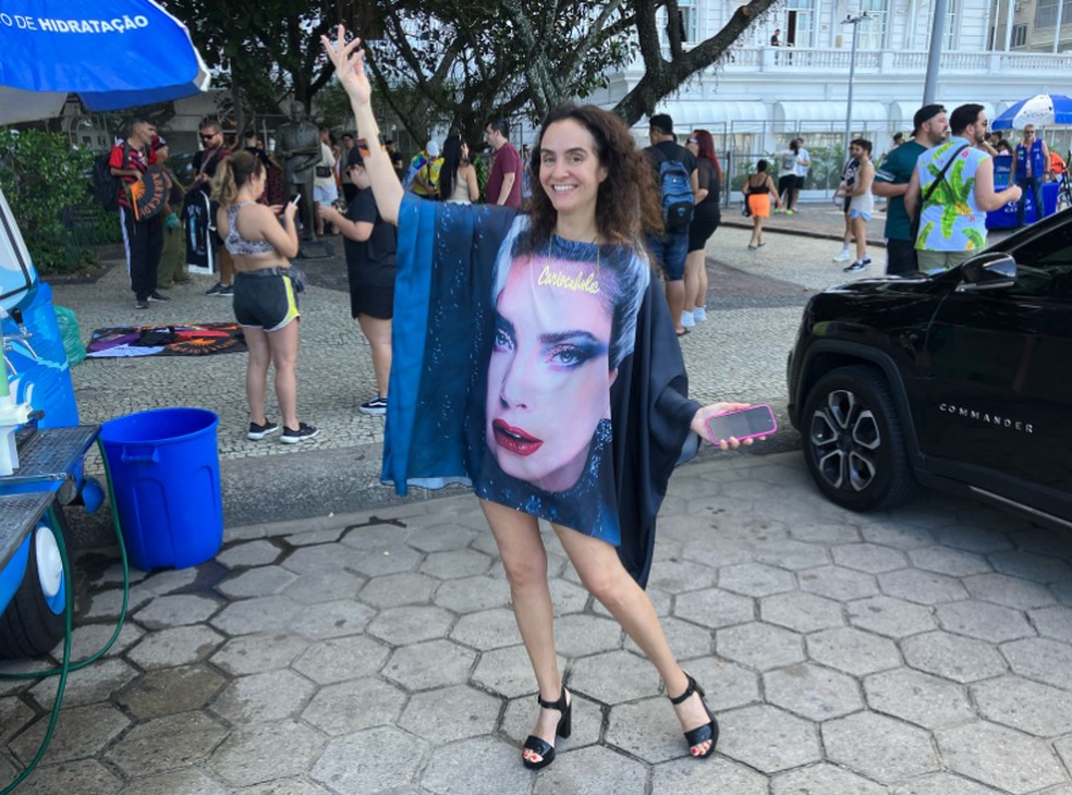 A estilista carioca Alessa Migani, de 52 anos, que entregar a Lady Gaga camisa estampada com o rosto da cantora — Foto: Alan Souza