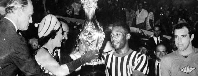 A rainha Elizabeth II, da Inglaterra, encontra os craques Pelé e Gerson — Foto: Jorge Peter/10-11-1968