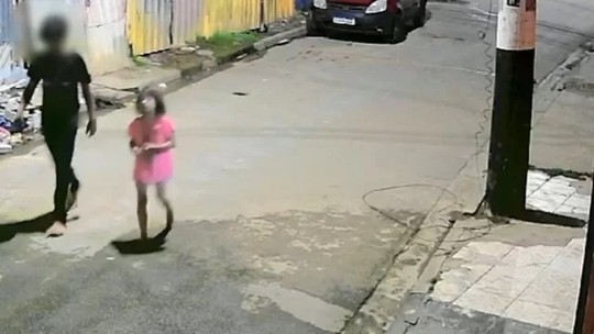 Antes de ser achada morta em poço de SP, menina de 8 anos saiu com vizinho e apareceu em câmeras; polícia investiga