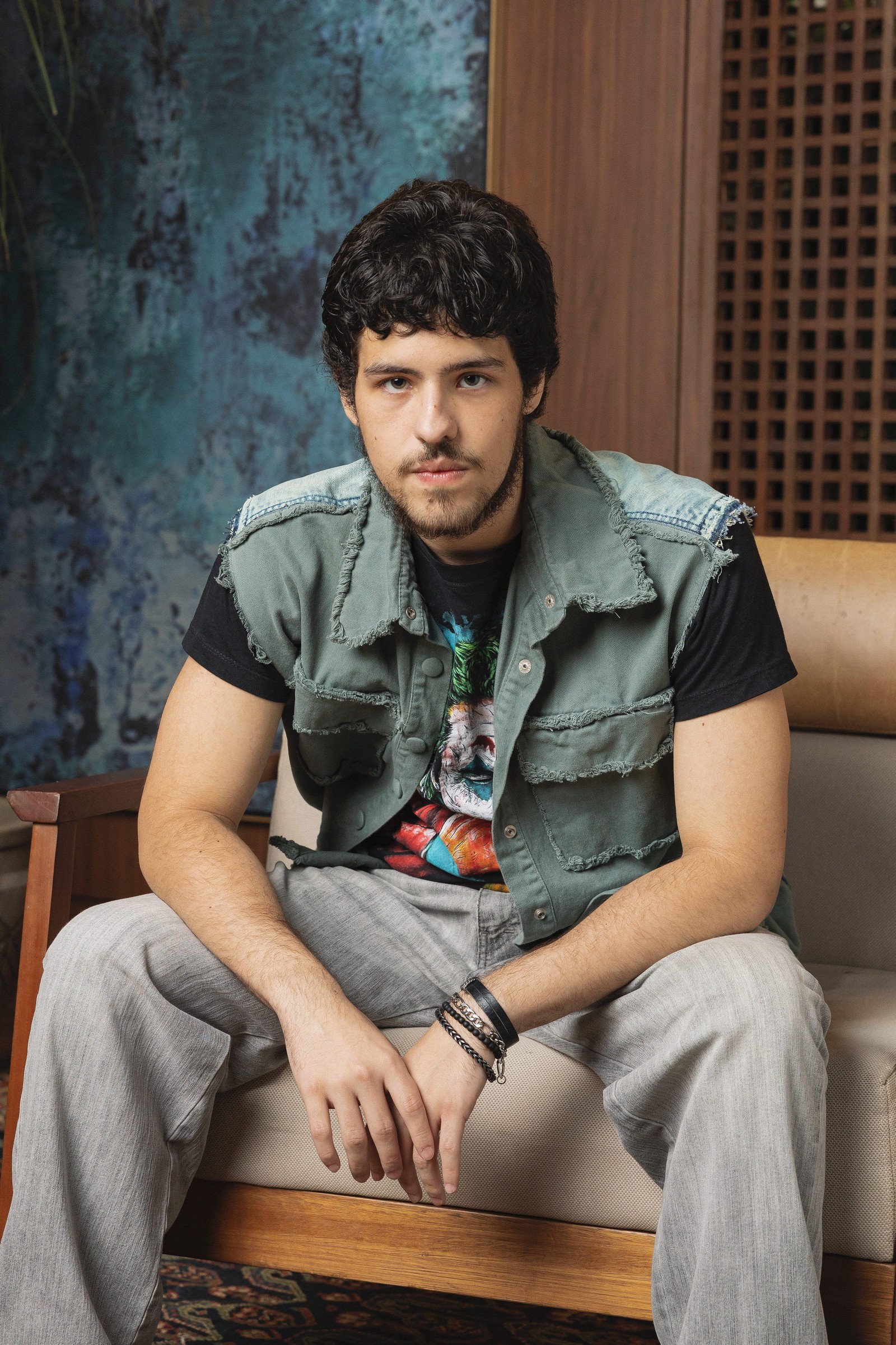 Tomás (Paulo Mendes) vive uma relação conflituosa com a mãe, Ísis (Mariana  Ximenes). Ligado à avó Berta (Eliane Giardini), ele vai se revoltar contra os negócios da família. Ele namora a vizinha,  Bruna (Duda Batsow), mas se apaixonará por Evelyn (Gi Fernandes) — Foto: Globo/ Manoella Mello