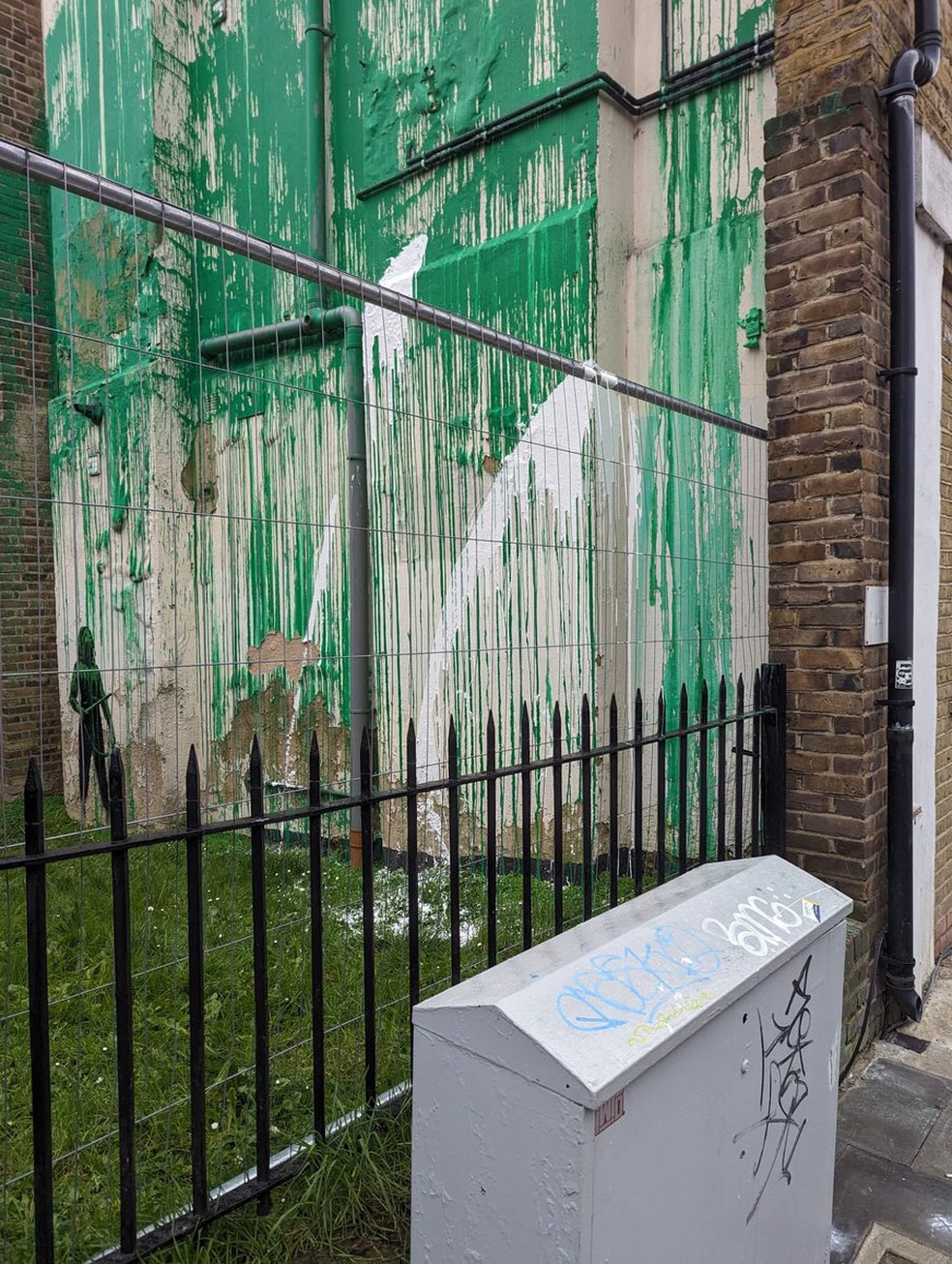 Mural da árvore de Banksy é vandalizado com tinta branca após três dias, em Londres — Foto: Reprodução