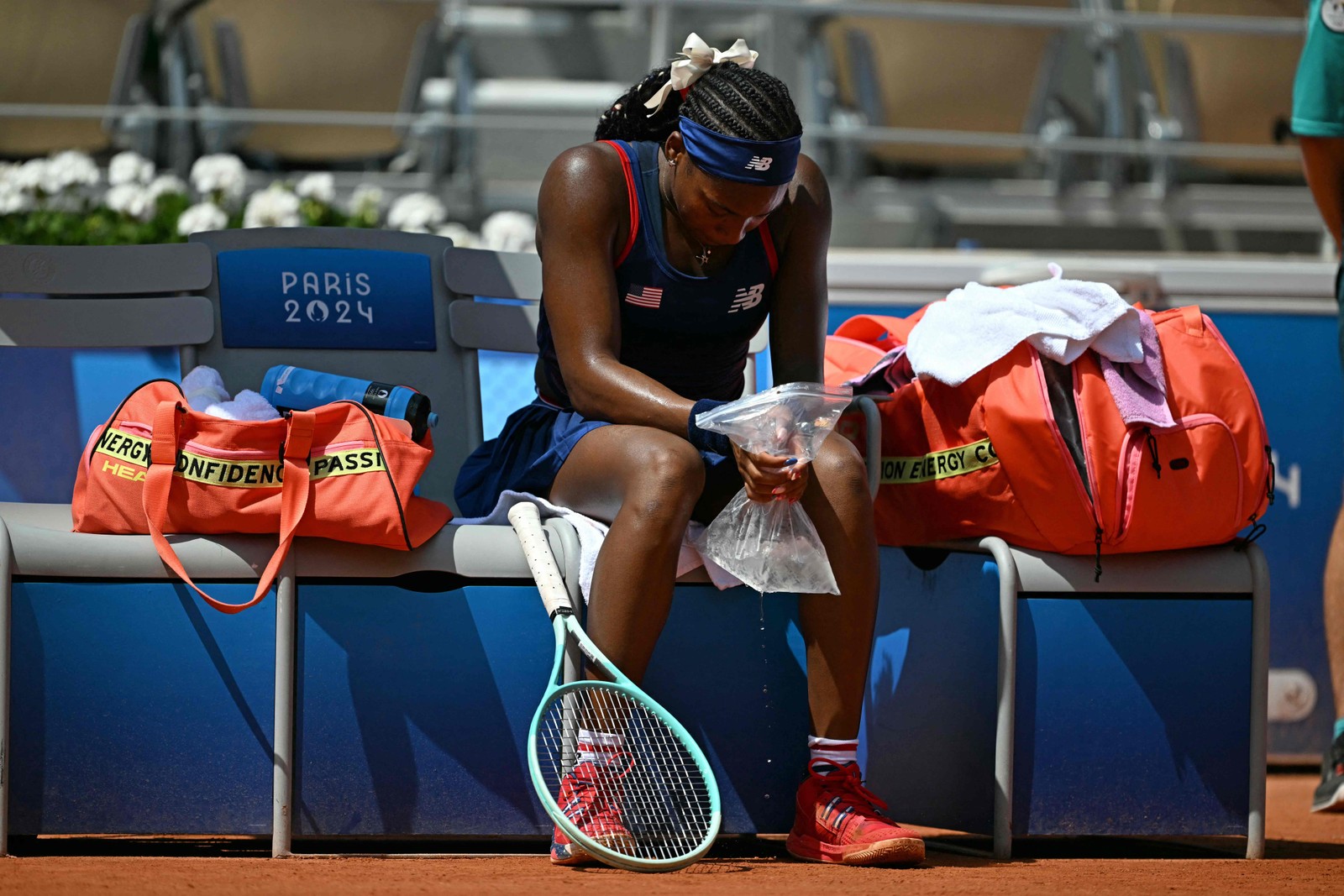 North American Coco Gauff cools down with an ice pack during a tennis match against Croatian Donna Vekic — Photo: Patrícia de Melo Moreira / AFP