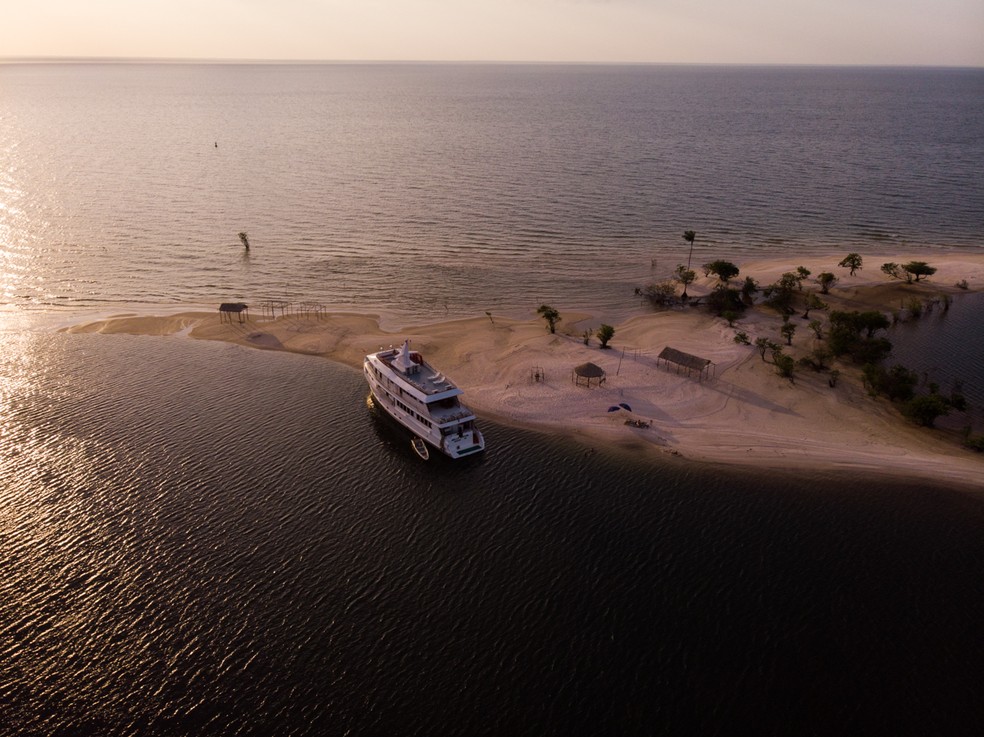 Navio da expedição Kaiara num banco de areia perto de Alter do Chão, distrito de Santarém, no Pará — Foto: Divulgação