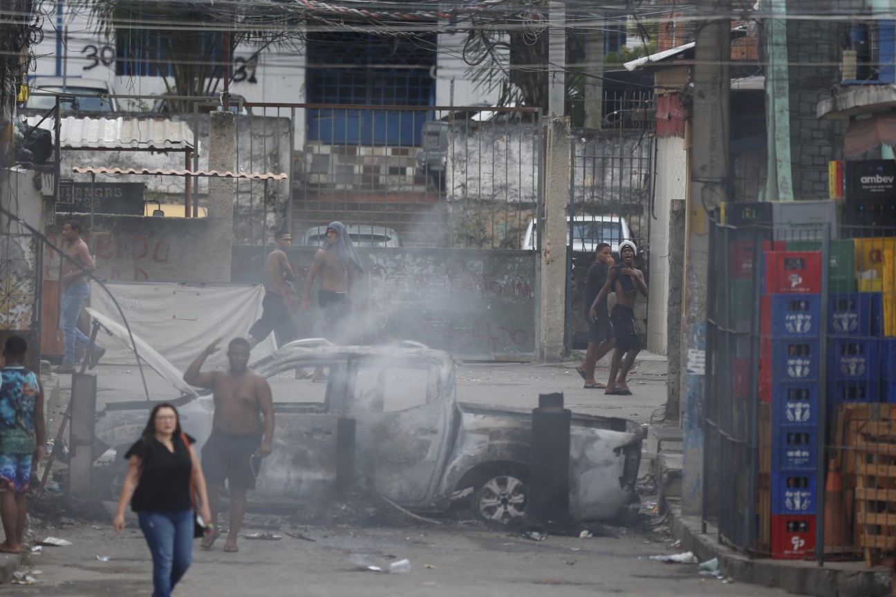 Na foto, carro incendiado na Entrada das Casinhas, esquina com rua Adhemar Bebiano. — Foto: Fabiano Rocha / Agência O Globo