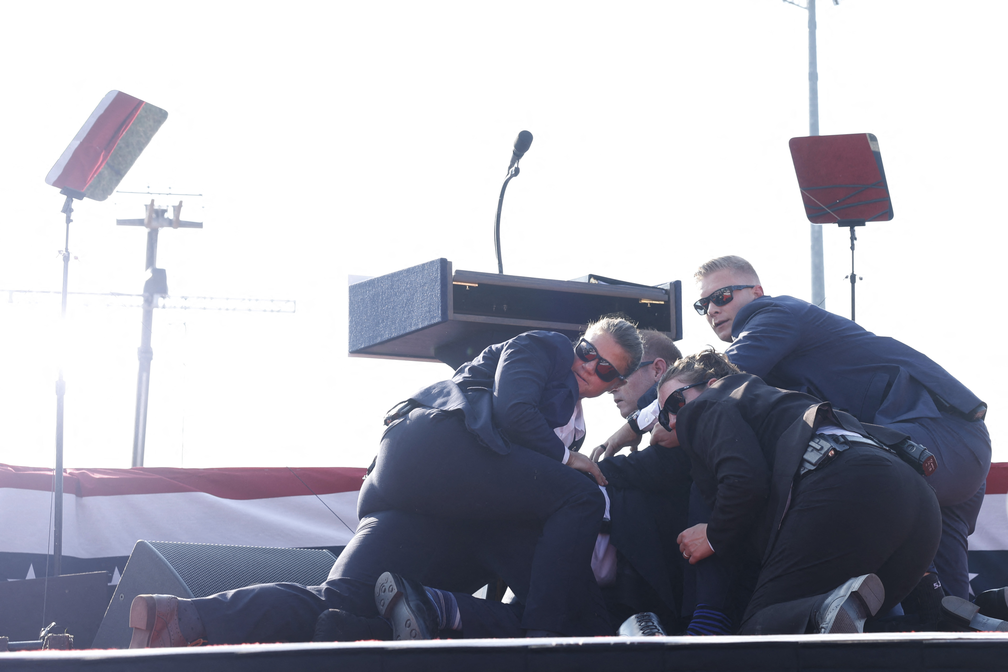 Trump cai do palco durante comício na Pensilvânia com sangue no rosto e após disparos serem ouvidos — Foto: AFP/Getty Images/ Anna Moneymaker