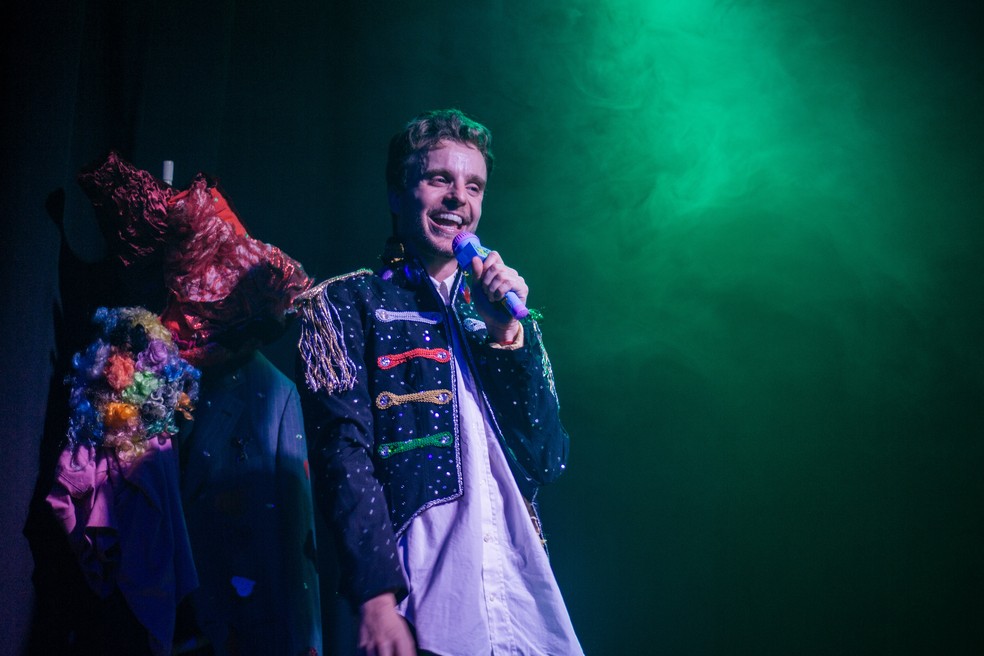 Mathias Bildhauer em cena do solo "Eu sou outro você" — Foto: Munique Costa