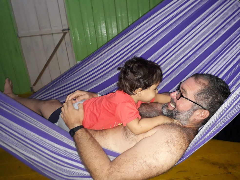 Bruno Pereira brinca com Karon, filho mais velho da amiga de todas as horas no Vale do Javari, Danielle Brasileiro, enquanto se balança na rede — Foto: Arquivo Pessoal