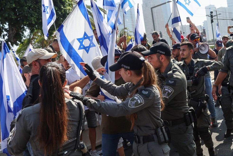 Polícia israelense tenta conter manifestantes contra reforma judicial de Netanyahu em Tel Aviv — Foto: Jack Guez / AFP