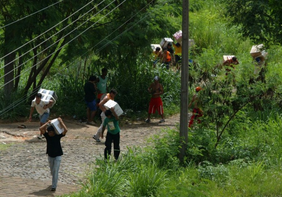 Contrabandistas em área próxima à Ponte da Amizade — Foto: Michel Filho/Agência O Globo
