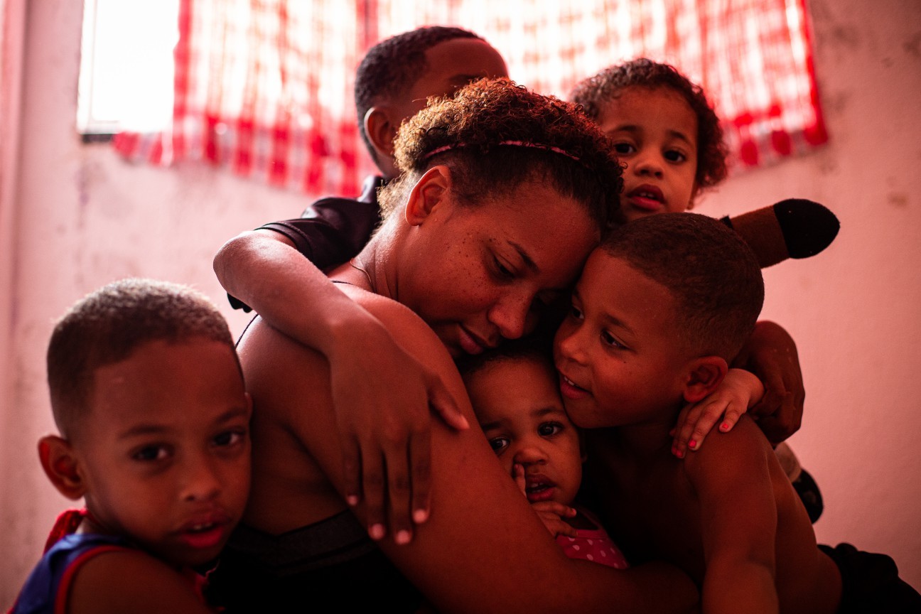Thamires Dias, de 26 anos, moradora de Santa Cruz, no Rio, cria sozinha seis filhos, mas só recebe o Bolsa Família referente a quatro deles.Agência O Globo