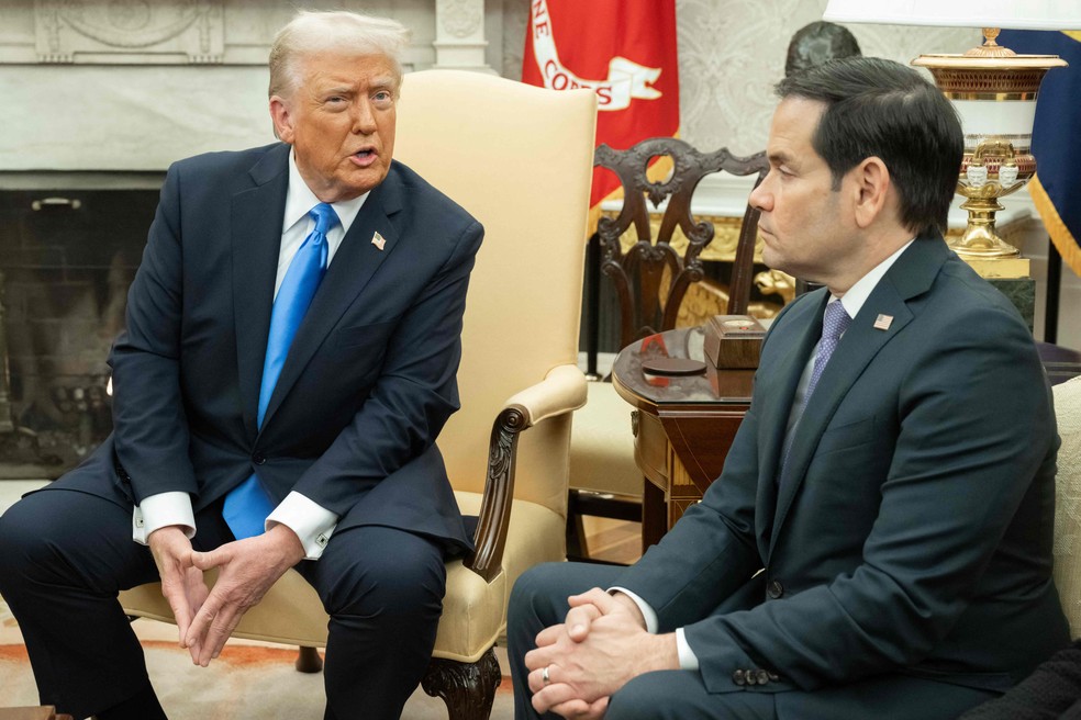 O presidente dos EUA, Donald Trump, ao lado do secretário de Estado, Marco Rubio — Foto: Saul Loeb/AFP