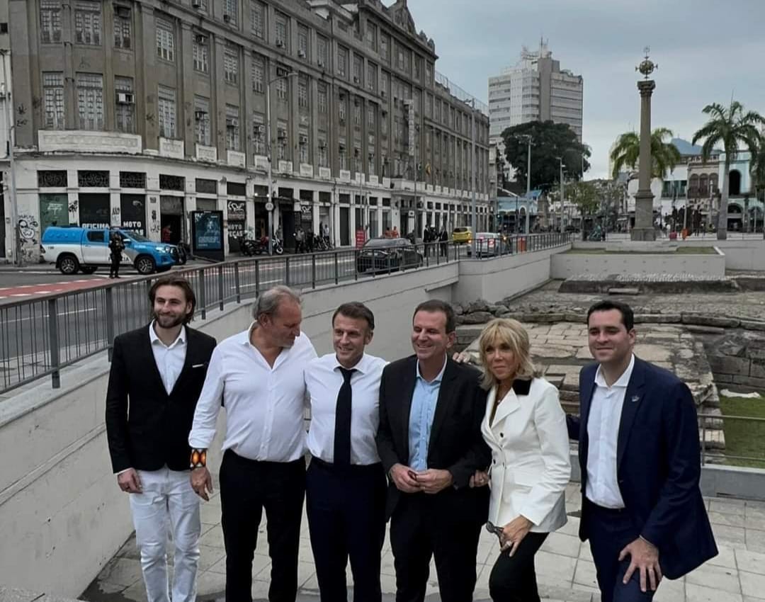 Presidente francês visita Cais do Valongo acompanhado de Eduardo Paes; local é Patrimônio Mundial da Unesco