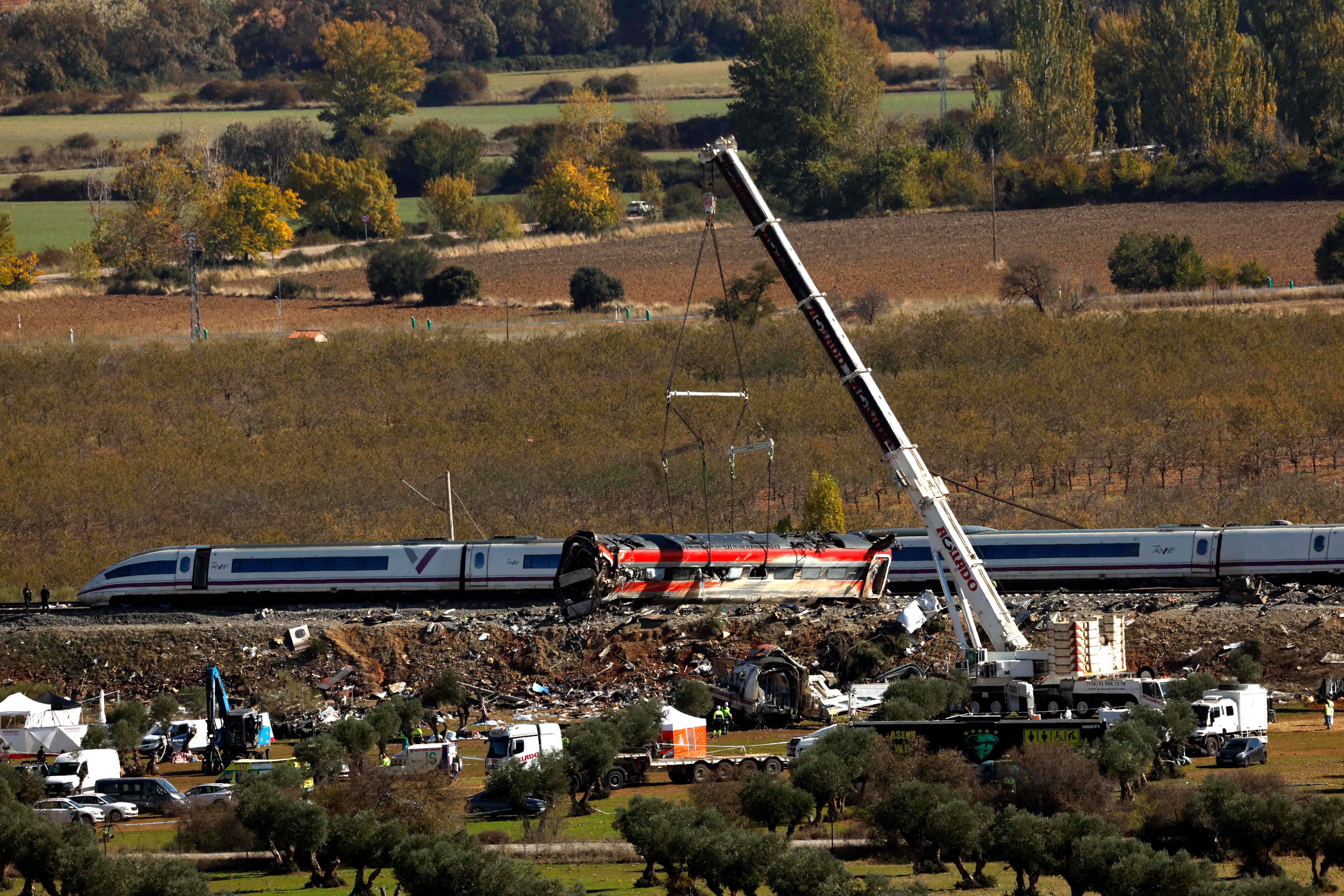 Premier da Espanha fala em vítimas de até 27 nacionalidades entre mortos e feridos em acidente ferroviário