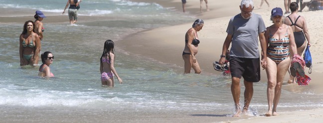 Calor leva banhistas à Praia do Leblon — Foto: Fabiano Rocha / Agência O Globo