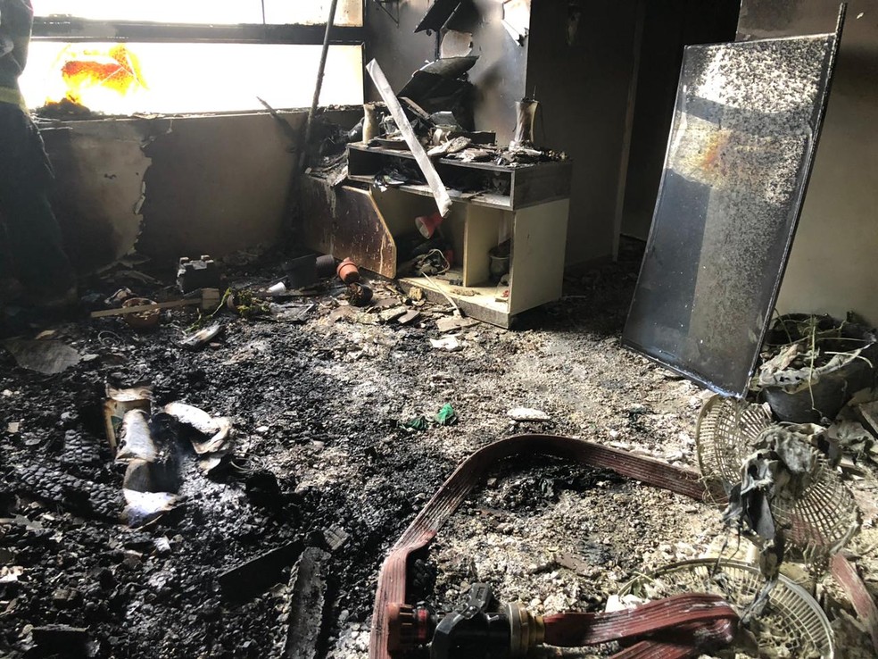 O interior do apartamento virou pó: fogo se alastrou muito rápido e casal teve que pular do quarto andar, em Patos de Minas (MG) — Foto: Reprodução
