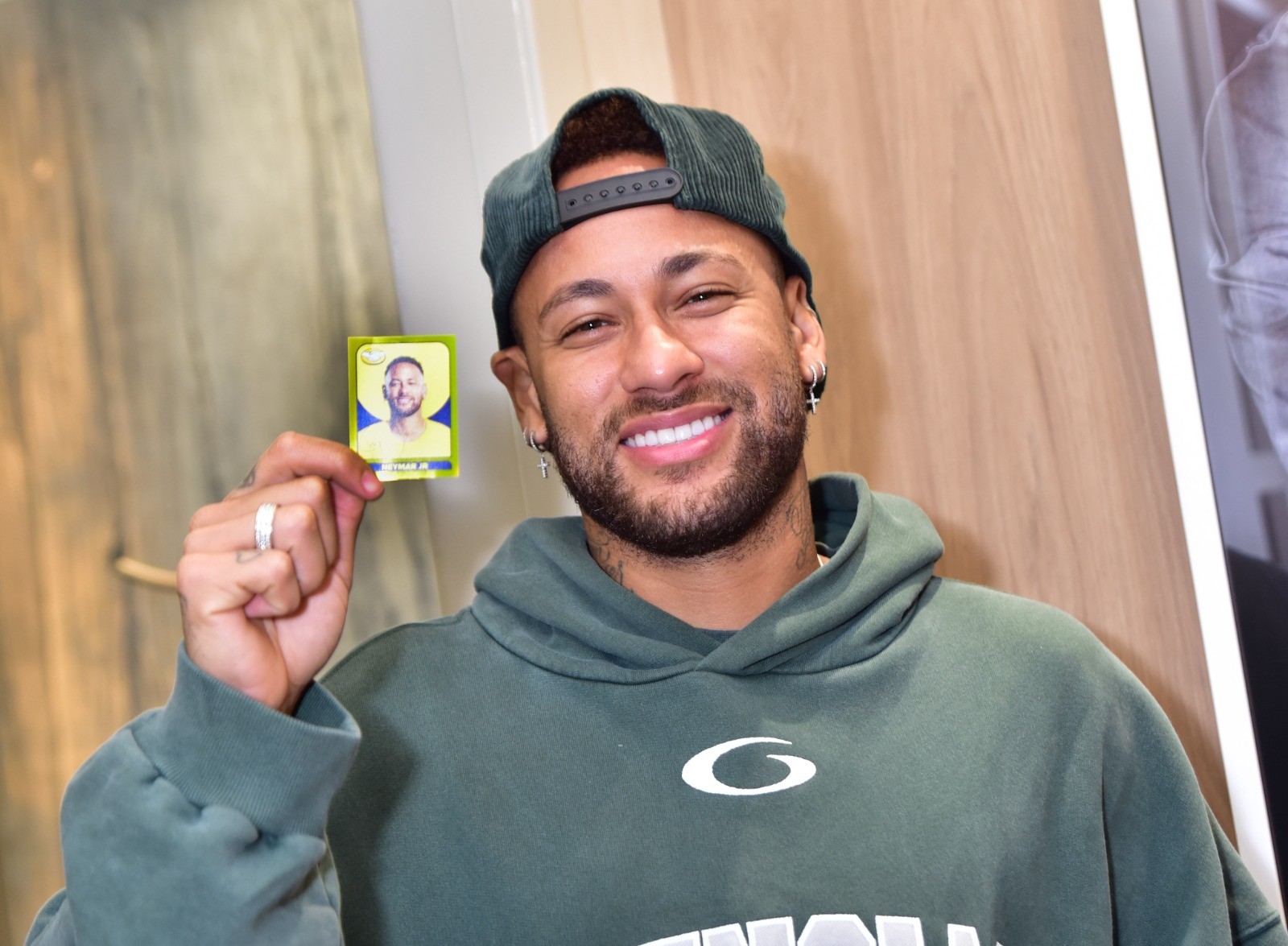 Adesivo dourado de Neymar esgotou em menos de duas horas e foi o item mais vendido do dia no Mercado Livre