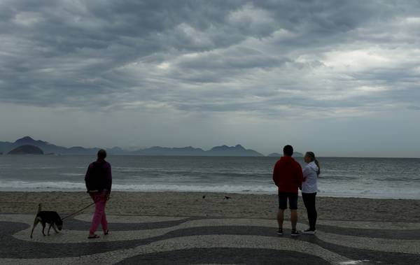 Frente fria chega ao Rio de Janeiro deixando tempo chuvoso