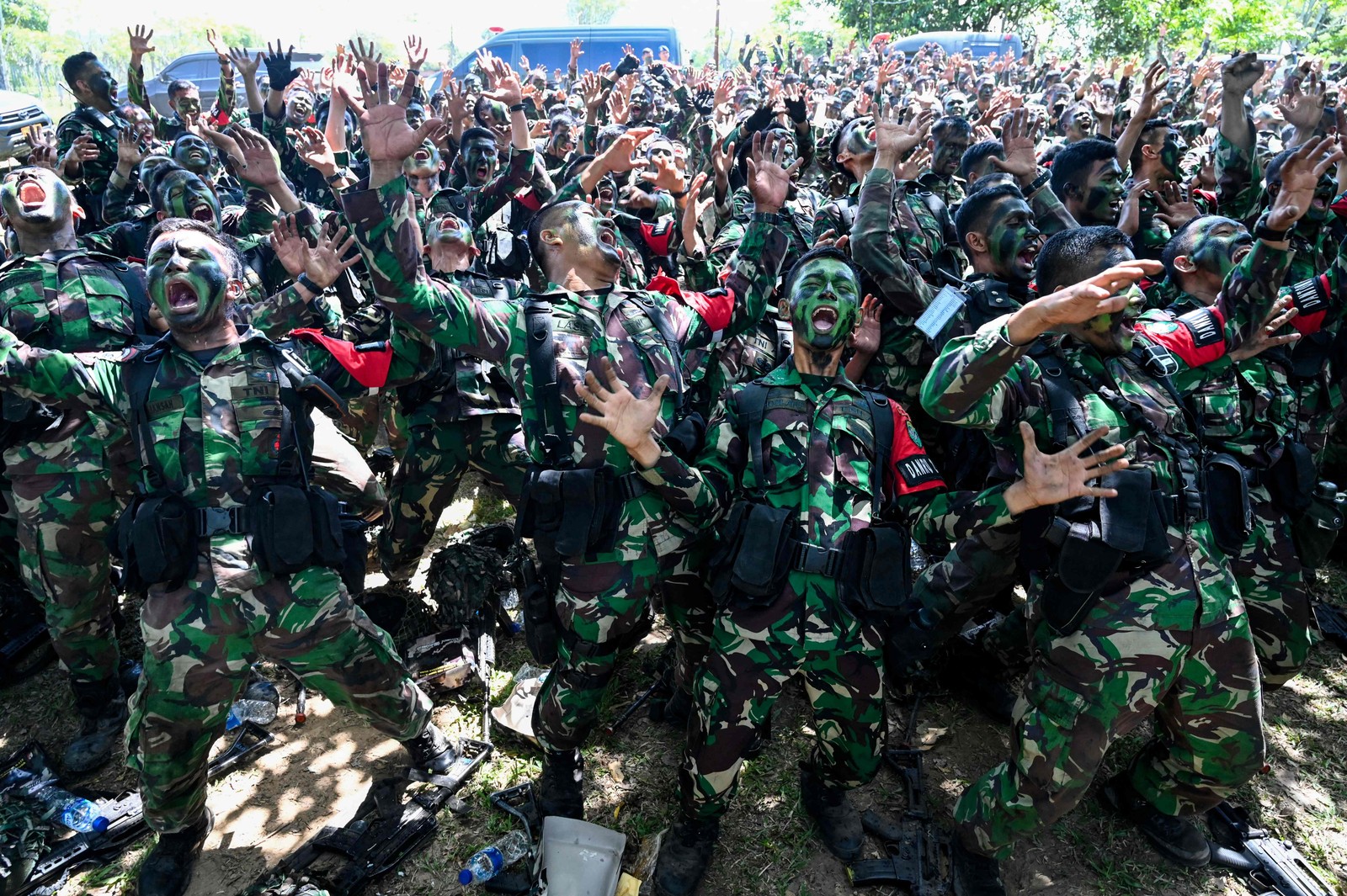 Soldados do comando militar Iskandar Muda cantam após um exercício de multitarefa militar em Jantho, província de Aceh, Indonésia — Foto: CHAIDEER MAHYUDDIN / AFP