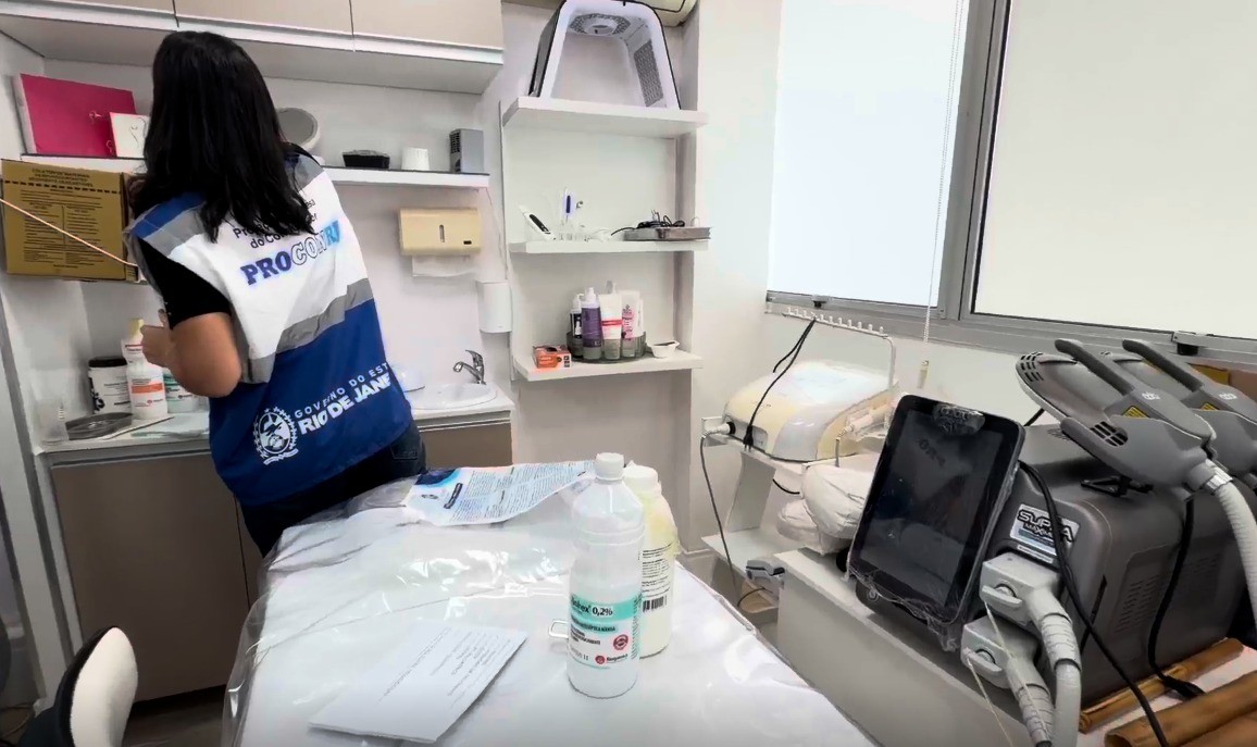 Vídeo: clínica de estética é autuada na Zona Norte após fiscalização encontrar produtos vencidos