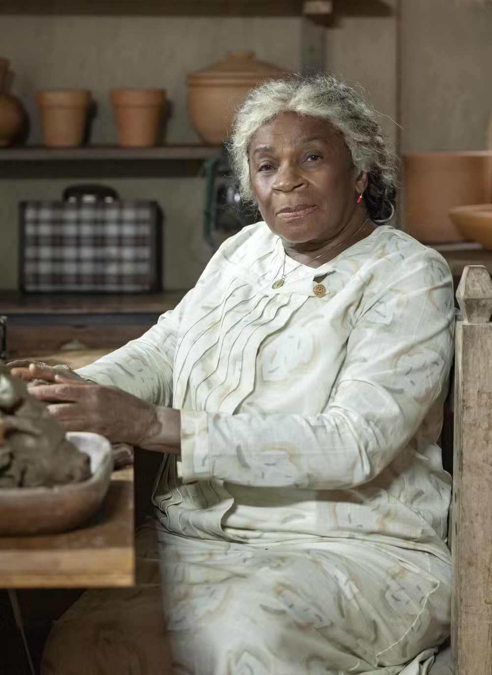 Zezé Motta é Dona Menina, parteira e benzedeira que mora na vila dos colonos do coronel Casemiro (Cássio Gabus Mendes) — Foto: TV Globo/ Manoella Mello