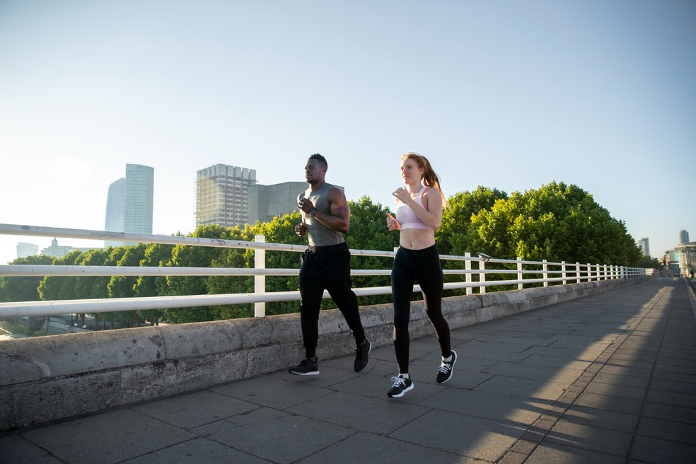 Exercícios como a corrida são importantes para todos — Foto: Freepik