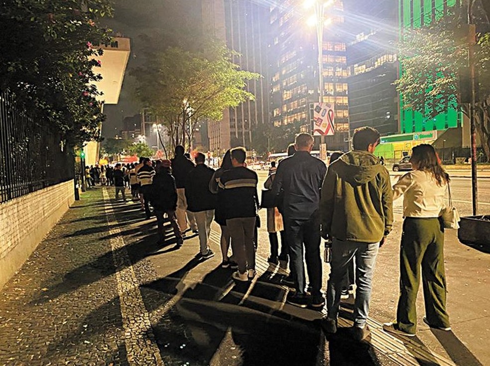 Fila para show de Leo Lins, na Avenida Paulista, na quinta-feira, dia 19 — Foto: Aline Ribeiro