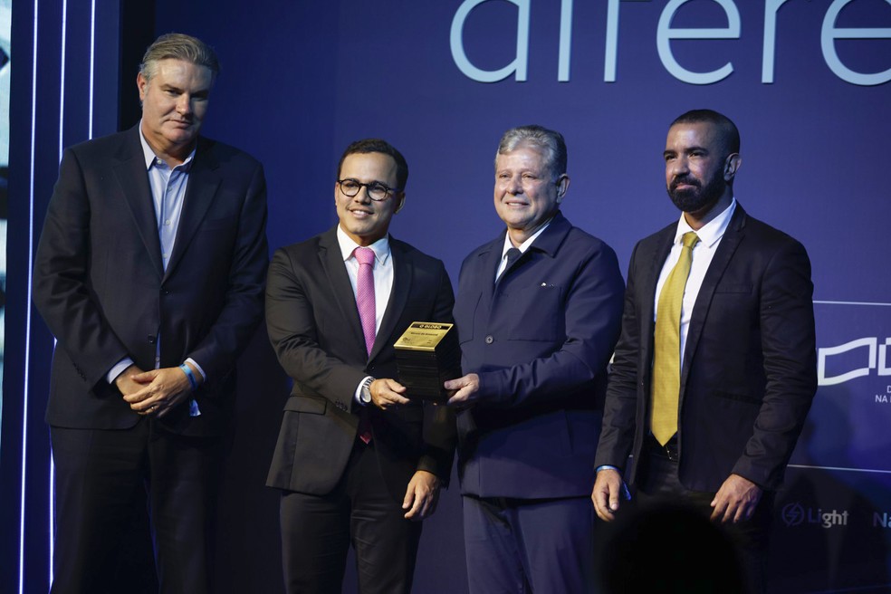Representando o Museu do Amanhã, Cristiano Vasconcelos, diretor executivo do museu, e Ricardo Piquet, diretor-geral do Instituto de Desenvolvimento e Gestão (IDG), recebem o Prêmio Faz Diferença 2025 categoria Rio do editor de Rio do GLOBO, Rafael Galdo, e do presidente da Light, Alexandre Nogueira — Foto: Guito Moreto / Agência O Globo