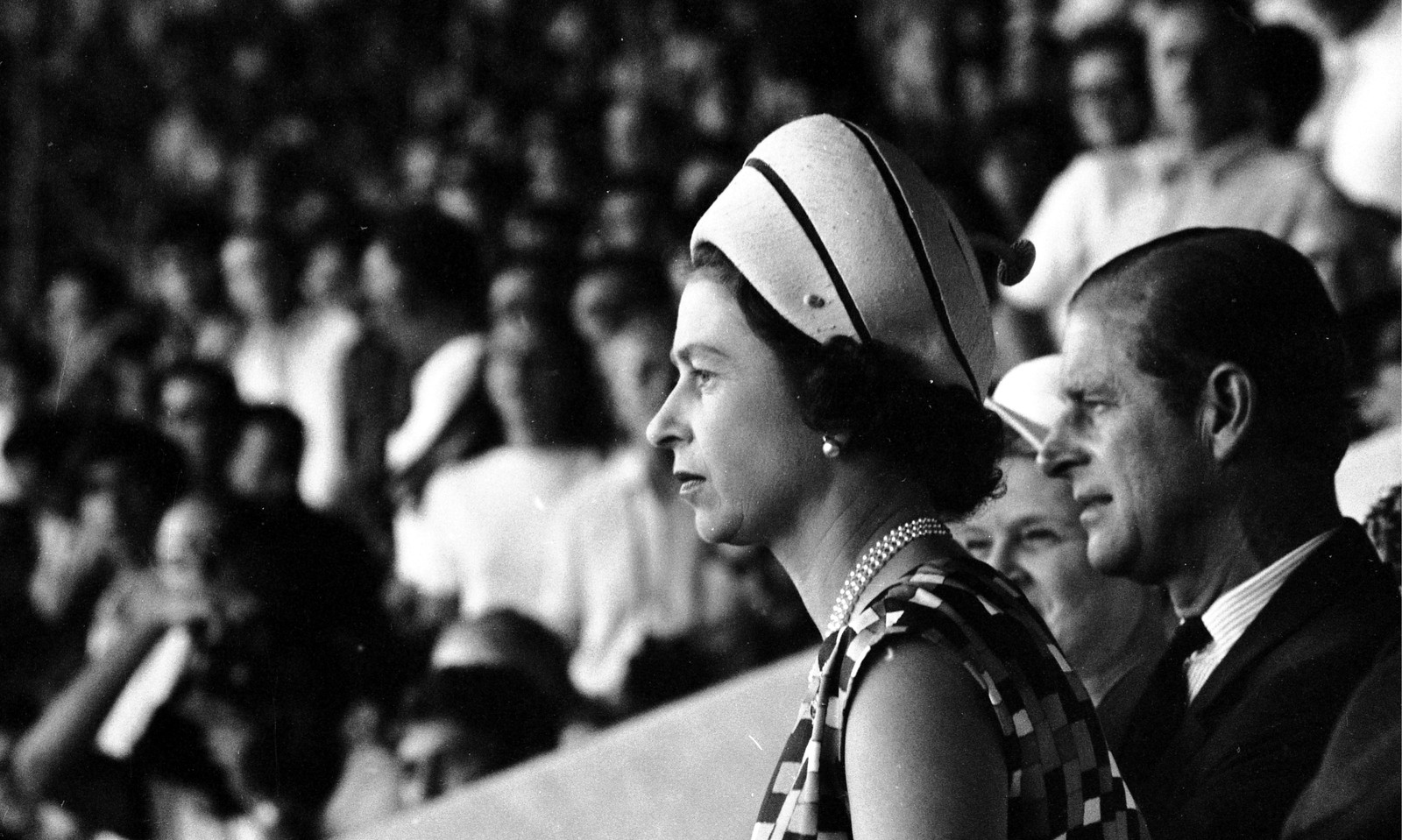 A rainha Elizabeth II assiste a amistoso no Maracanã, em 1968 — Foto: Arquivo/Agência O GLOBO