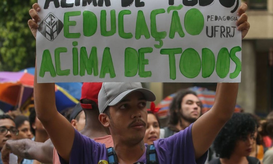 Cartaz com referência ao educador Paulo Freire ironiza slogan de campanha do presidente Jair BolsonaroAgência O Globo