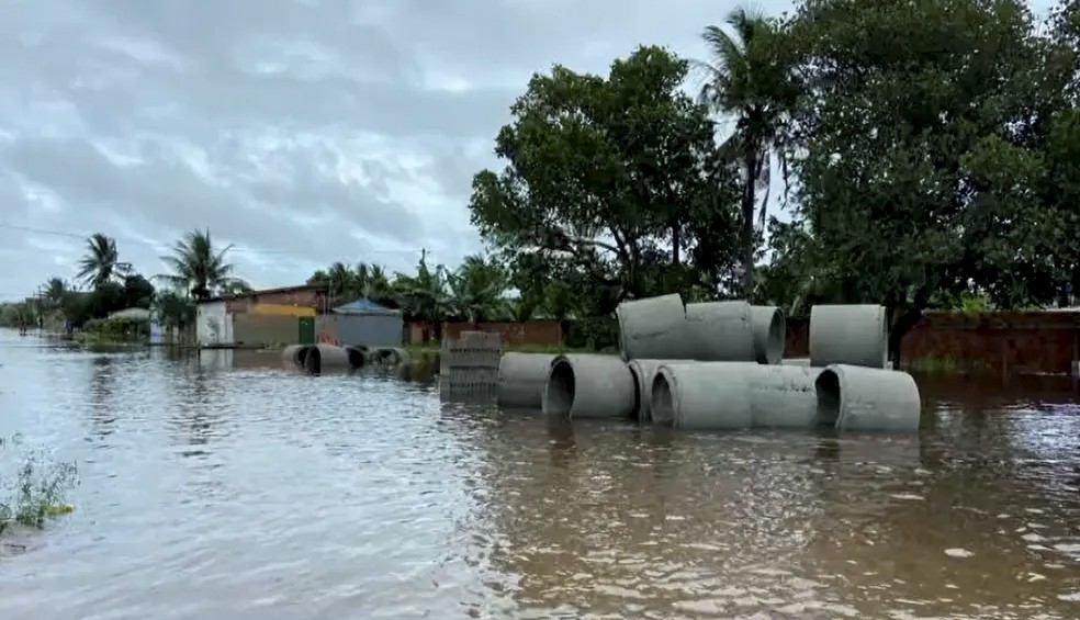 Na Bahia, quase 3 mil pessoas ficam desalojadas após forte chuva em Prado, no início do mês — Foto: Reprodução/TV Santa Cruz