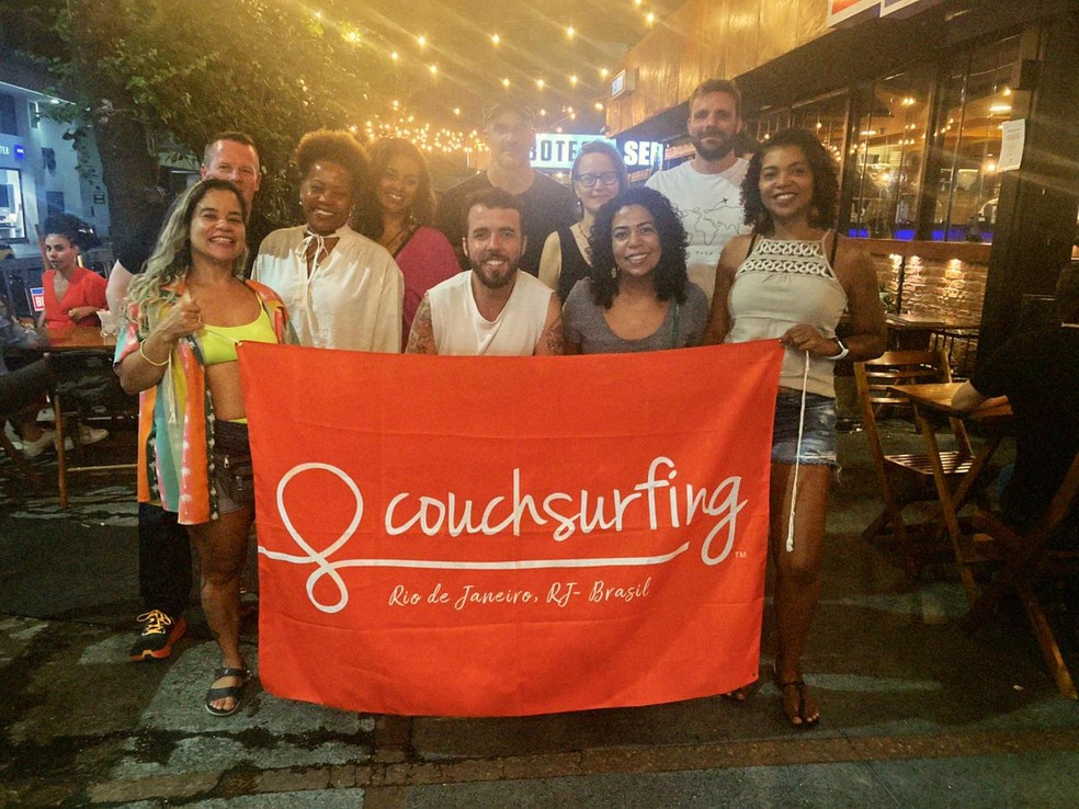 A group of Brazilians and foreigners connected via the Couchsurfing app meet at a city bar — Photo: Camila Araujo