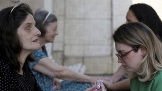 Gisele Monteiro has nails painted by students. — Photo: Marcelo Thebald / Agência O Globo