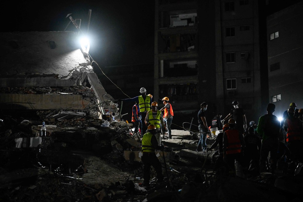 Equipes de resgate tentam localizar sobreviventes de terremotos na Venezuela em Caracas — Foto: Maryorin Mendez/AFP