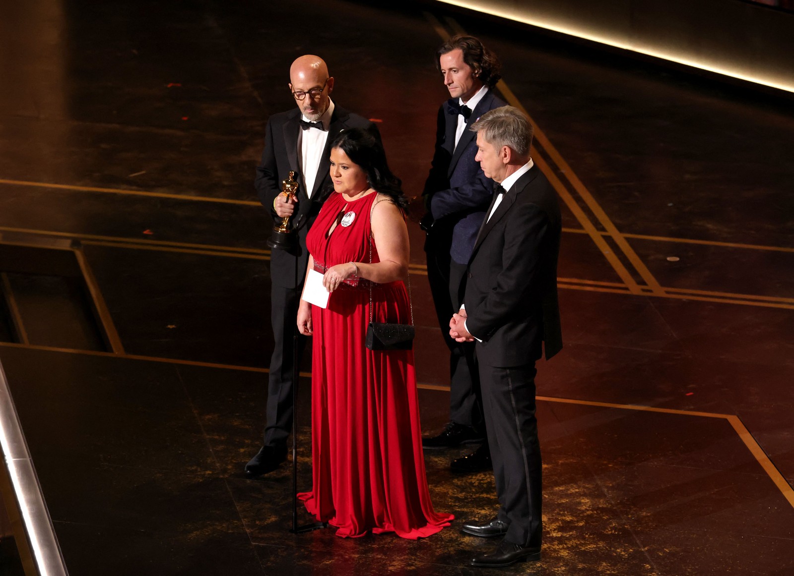 Joshua Seftel, Gloria Cazares, Conall Jones e Steve Hartman aceitam o prêmio de Melhor Curta-Metragem Documentário por "All the Empty Rooms". — Foto: KEVIN WINTER