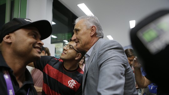 Tite desembarca no Rio em meio a negociação com Flamengo, se assusta com o assédio e se cala