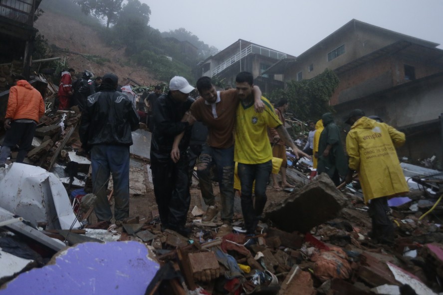 Vizinhos ajudam no resgate de vítimas soterradas no bairro Alto Independência