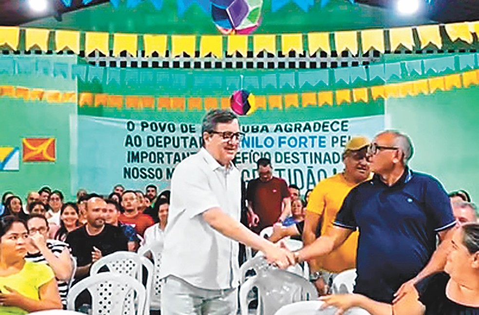 Danilo Forte é recebido em Irauçuba (CE) com faixa após apadrinhar verba para pavimentação — Foto: Reprodução