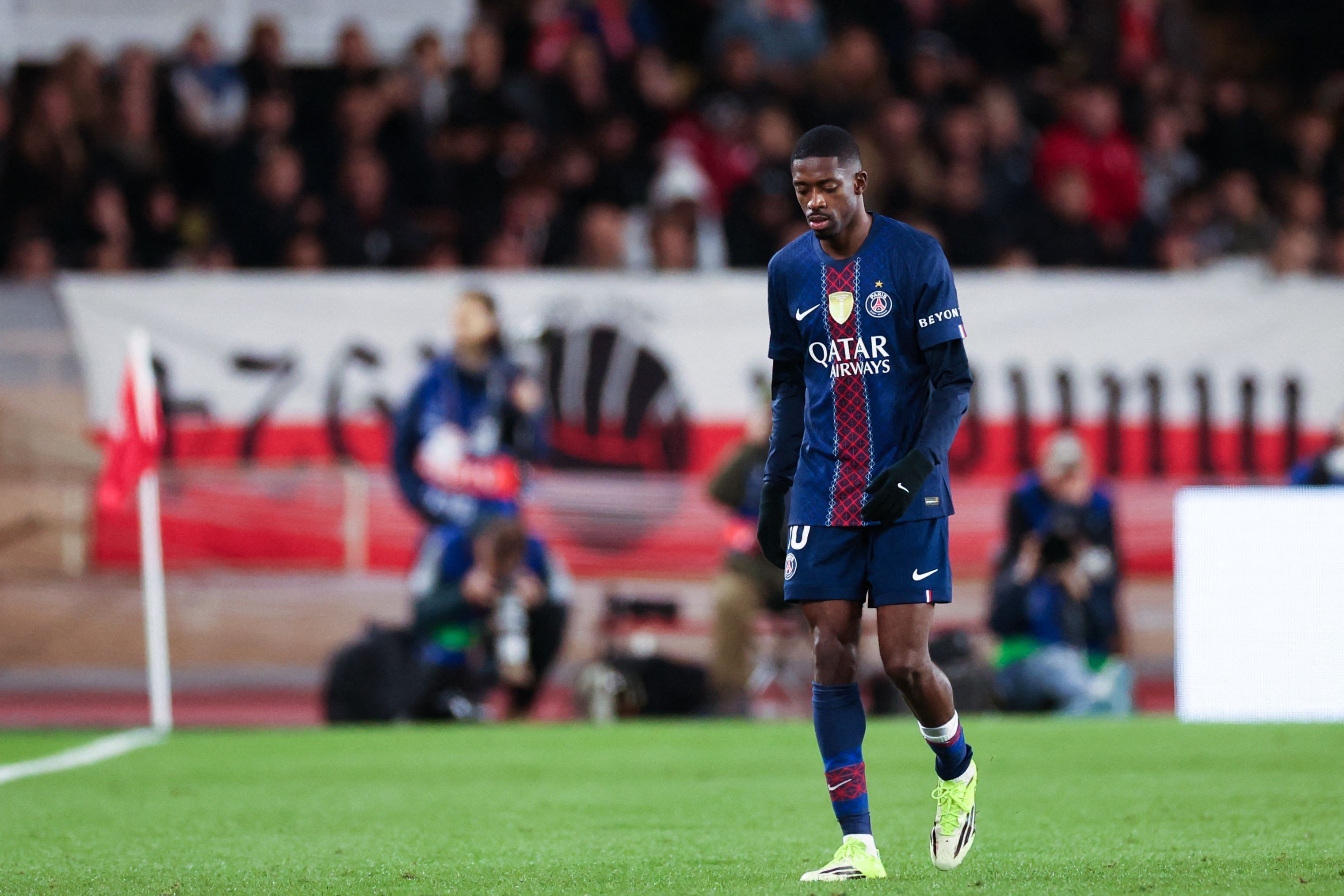Dembélé passará por exames depois de sentir dores na coxa esquerda contra o Barcelona