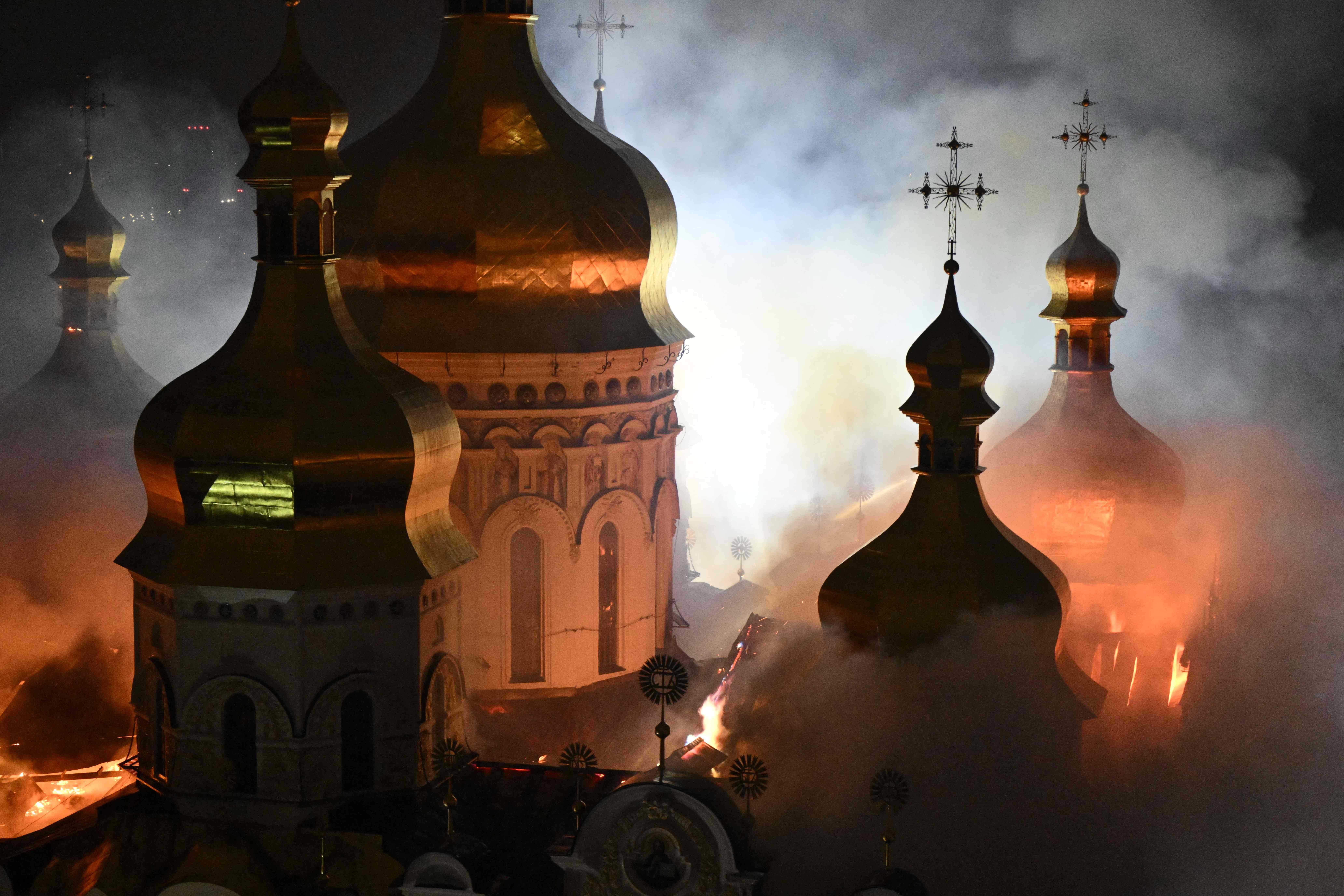 Ataques na Ucrânia deixam catedral de Kiev em chamas; nove pessoas morreram
