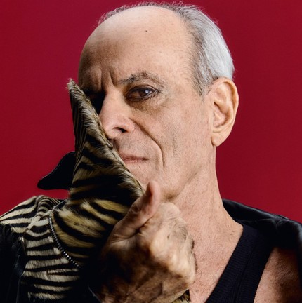 Ney Matogrosso veste jaqueta de acervo pessoal e regata Dolce & Gabbana — Foto: Mateus Augusto Rubim