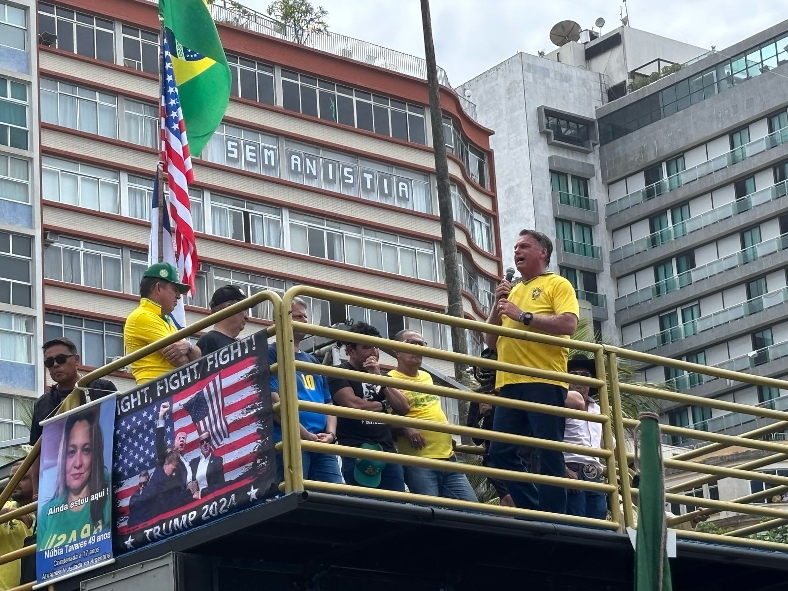 Apoiadores de Bolsonaro na Avenida Atlântica, em Copacabana, no Rio. — Foto: Alexandre Cassiano