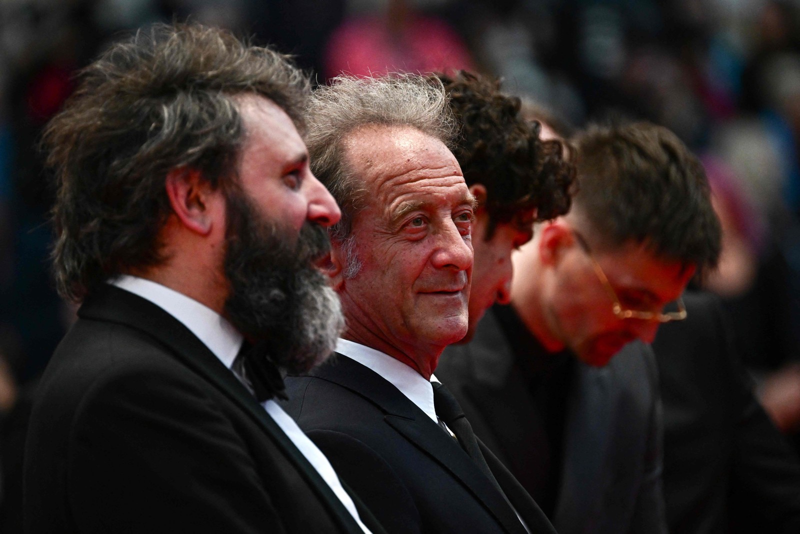 O diretor francês Quentin Dupieux (esqueda) e o ator francês Vincent Lindon chegam para a cerimônia de abertura na 77ª edição do Festival de Cinema de Cannes — Foto: LOIC VENANCE/AFP