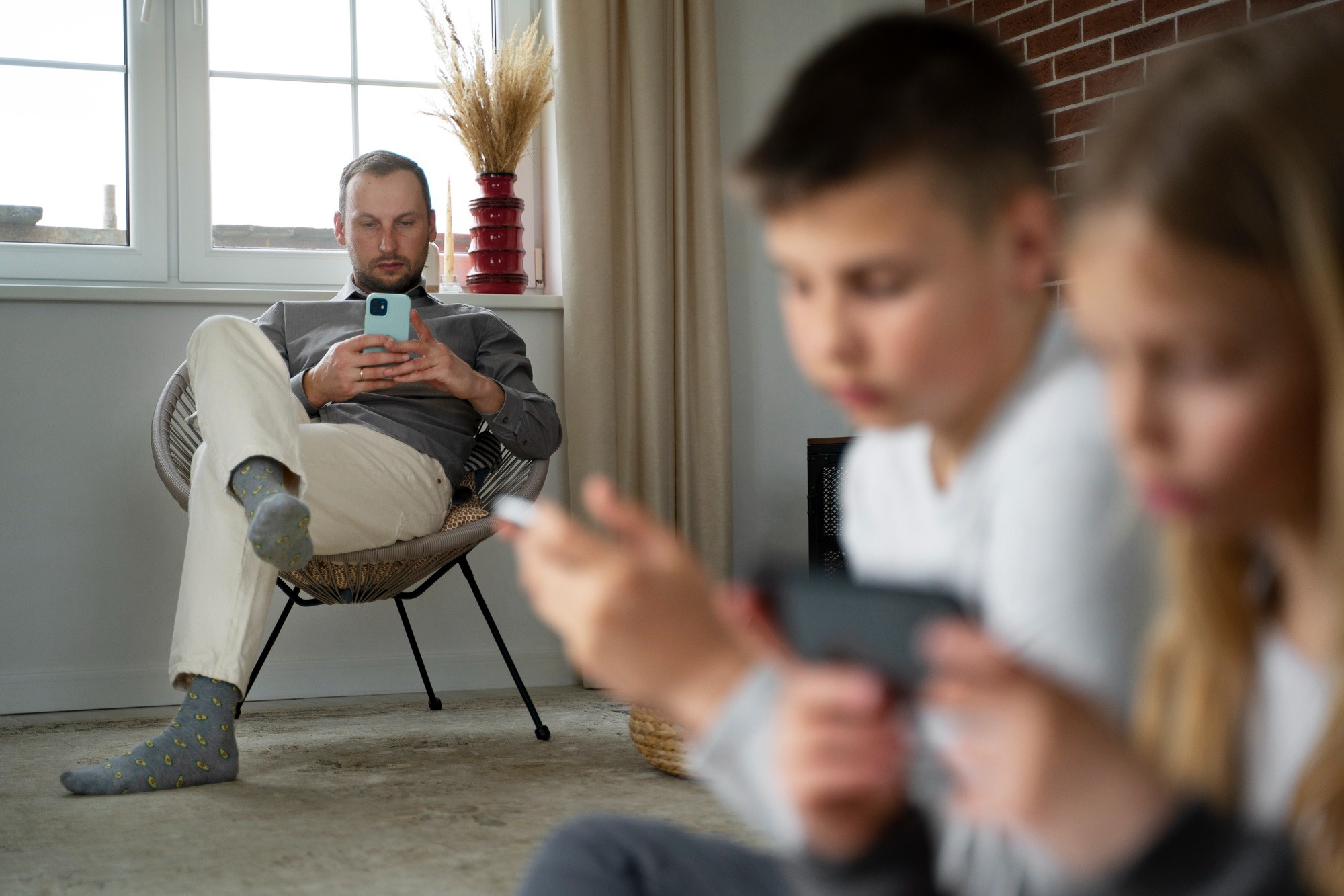 Suécia pede que pais larguem o celular para dar exemplo aos filhos