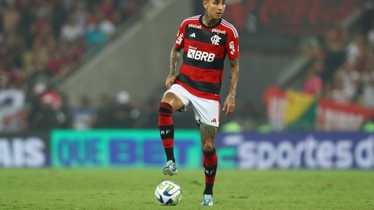 Pulgar sofre entorse no tornozelo em Flamengo x Botafogo e passará por avaliação 