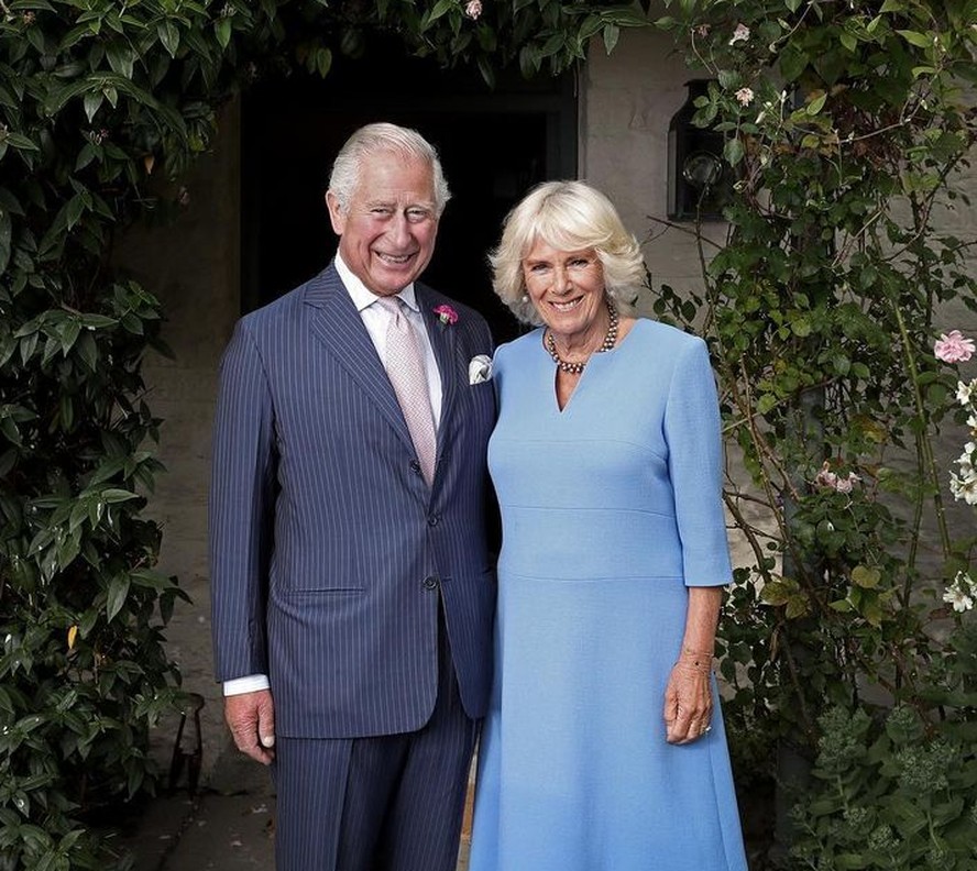 Charles III e Camilla em foto oficial anunciando viagem para a França e Alemanha